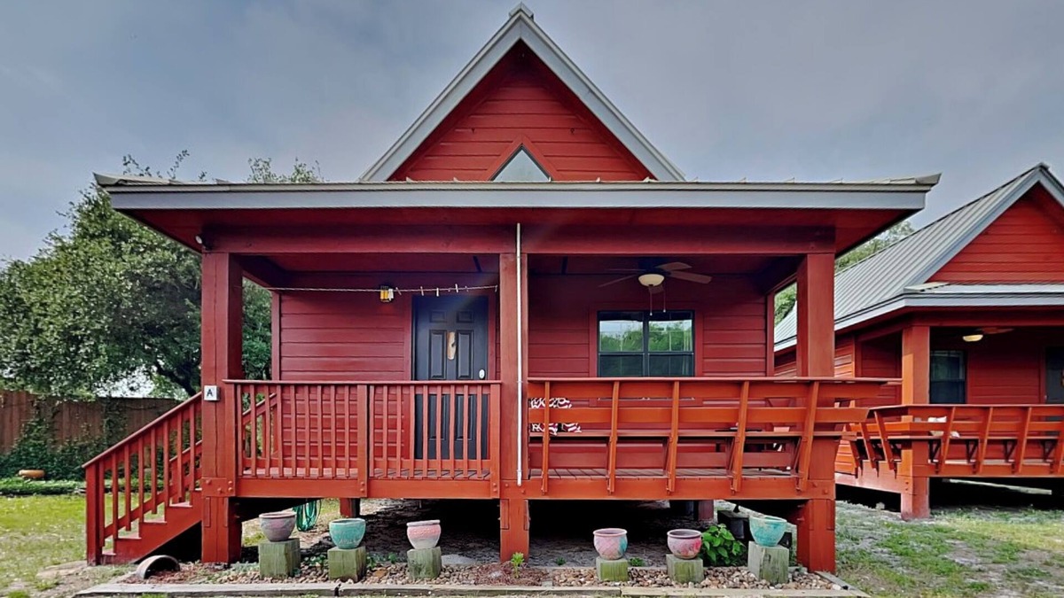 Rockport House | SabaiDii Guesthouse A | Cozy, Downtown Home