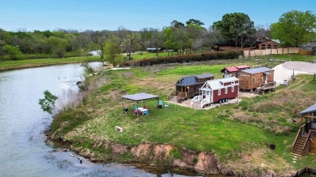 Willis House | Sabine Waterfront TinynHome - Lake Conroe Retreat Beautiful Sunsets