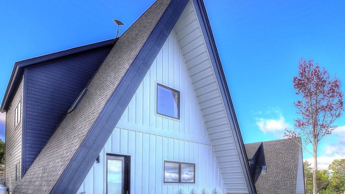 Rangeley House | Saddleback - Maine Alpin Haus beautiful trailside ski-in/ski-out A-Frame with mountain views