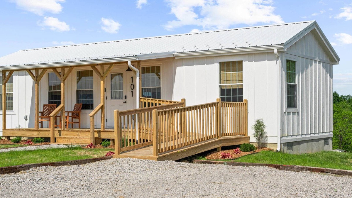 Williamstown Cabin | Safari Lodge - 5 Minutes to Ark: Sleeps 6