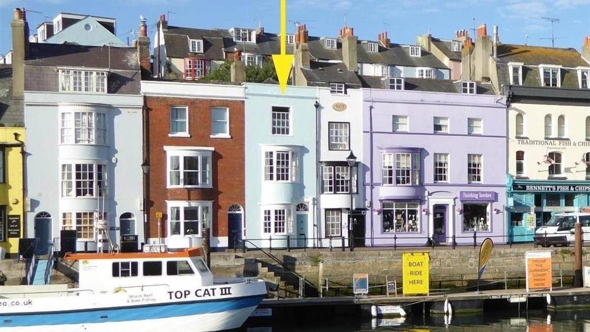 Weymouth Cottage | SAFE HARBOUR, pet friendly, with a garden in Brewers Quay Harbour