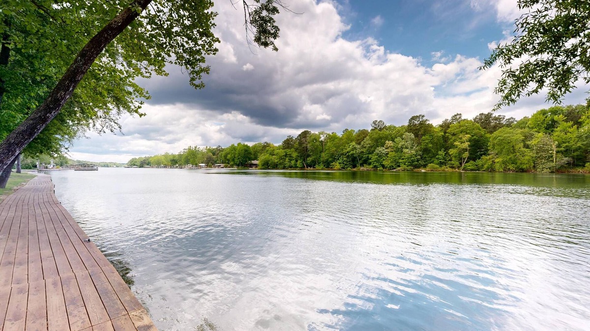 Mid America Condo | Safe secure pet friendly Lake Condo!