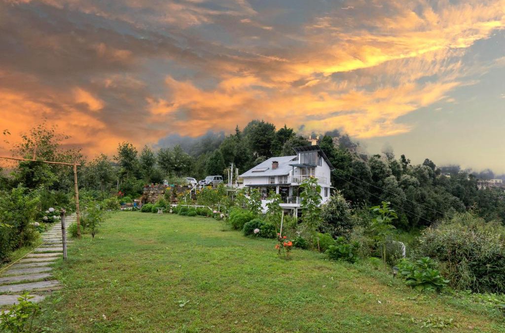 Kathgodam Villa | SaffronStays Hydrangea Hill, Mukteshwar