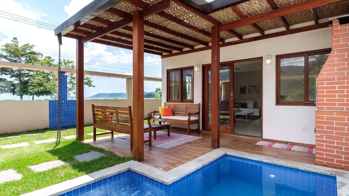 Jabaquara House | Safira House. Beautiful 3 suite house in front of the sea with private swimming pool and BBQ area