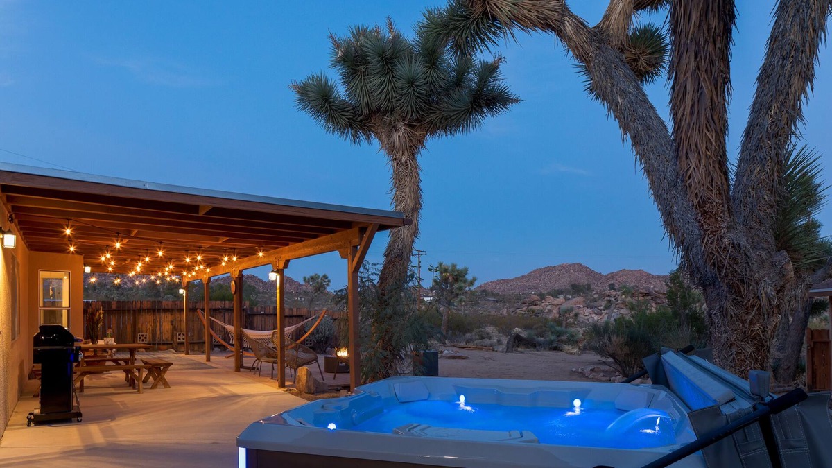 Monument Manor House | 🌵 Sage and Stardust Retreat – Hot Tub, Yoga Studio, Near Park 🌵