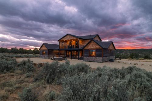 Orderville House | Sage Meadow Retreat-Brand New: Hot Tub, Pool Table, Shuffleboard