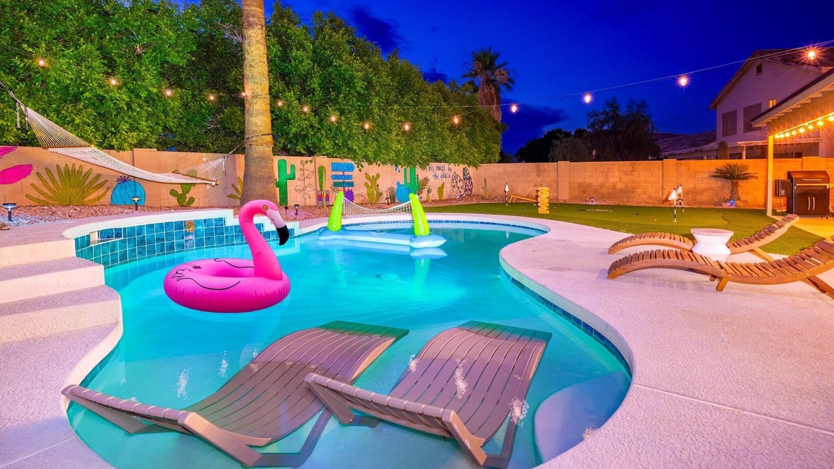 East Mesa House | Saguaro Spa Retreat: Heated Pool, Spa, Golf, Pool Table, Massage Chair,Sleeps 14