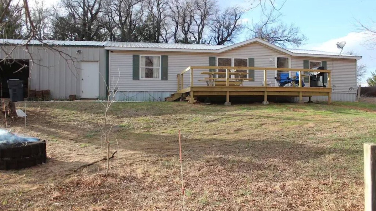 Waynoka House | Sahara Den 3 bedroom 2 bathroom privately located on 2 acres, away from crowds.
