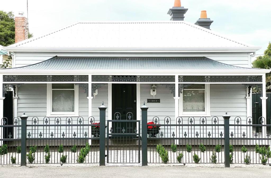 Geelong West House | Saint Brides - Superior Boutique Accomodation - STEPS TO PAKINGTON STREET