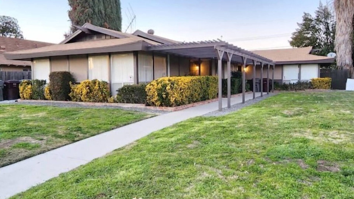 Hemet House | SALE! Centrally Located, Super Clean, 4x Queen Bed