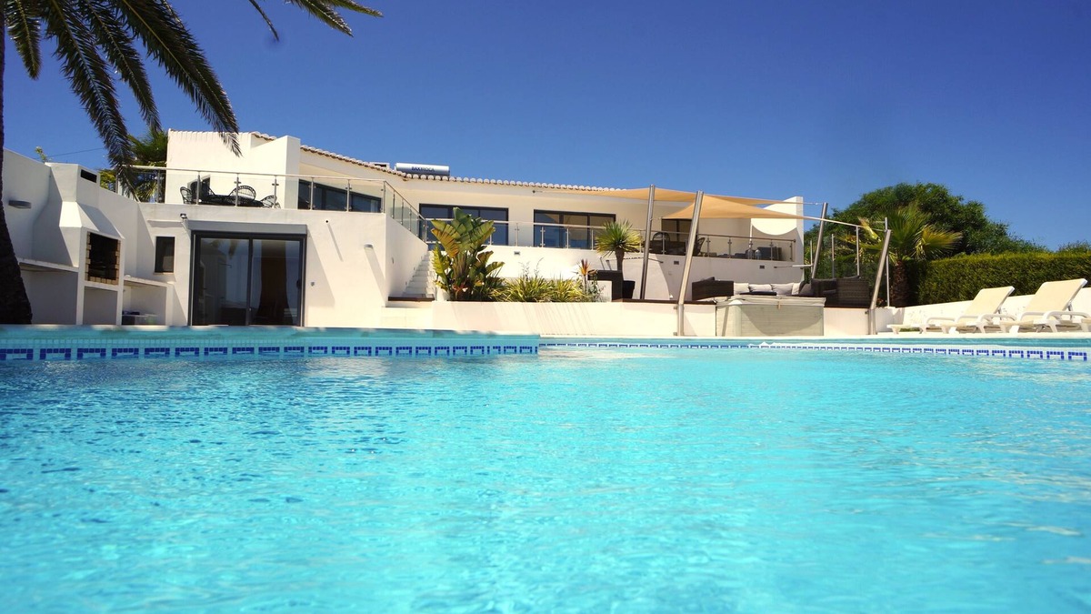 Salema Villa | Salema’s Beach Finest: 180° Oceanview Villa with Heated Pool & Air Con ★