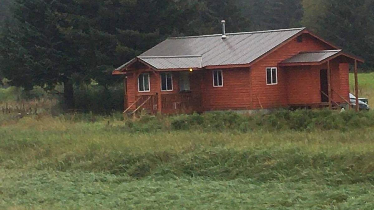 Gustavus Cabin | SALMON RIVERBEND LODGE FISHERMEN CABIN WTH RIVER ACCESS FISH RIGHT OUT YOUR DOOR
