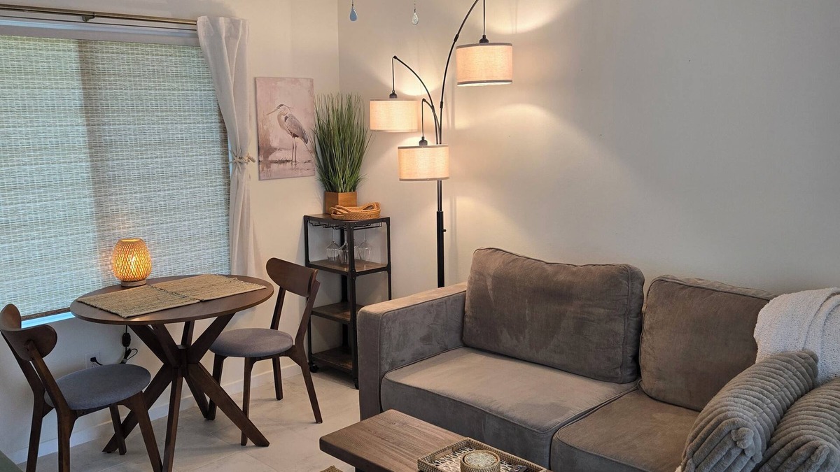 Panacea Cottage | SALT AIR AND SERENDIPITY Unit AnWALK TO THE BLUE CRAB FESTIVAL!