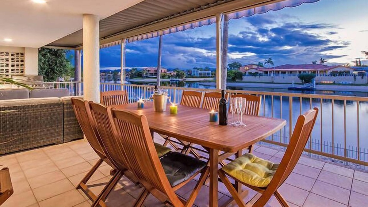 Mermaid Waters Villa | SALT AIR HOUSE a stroll to the beach