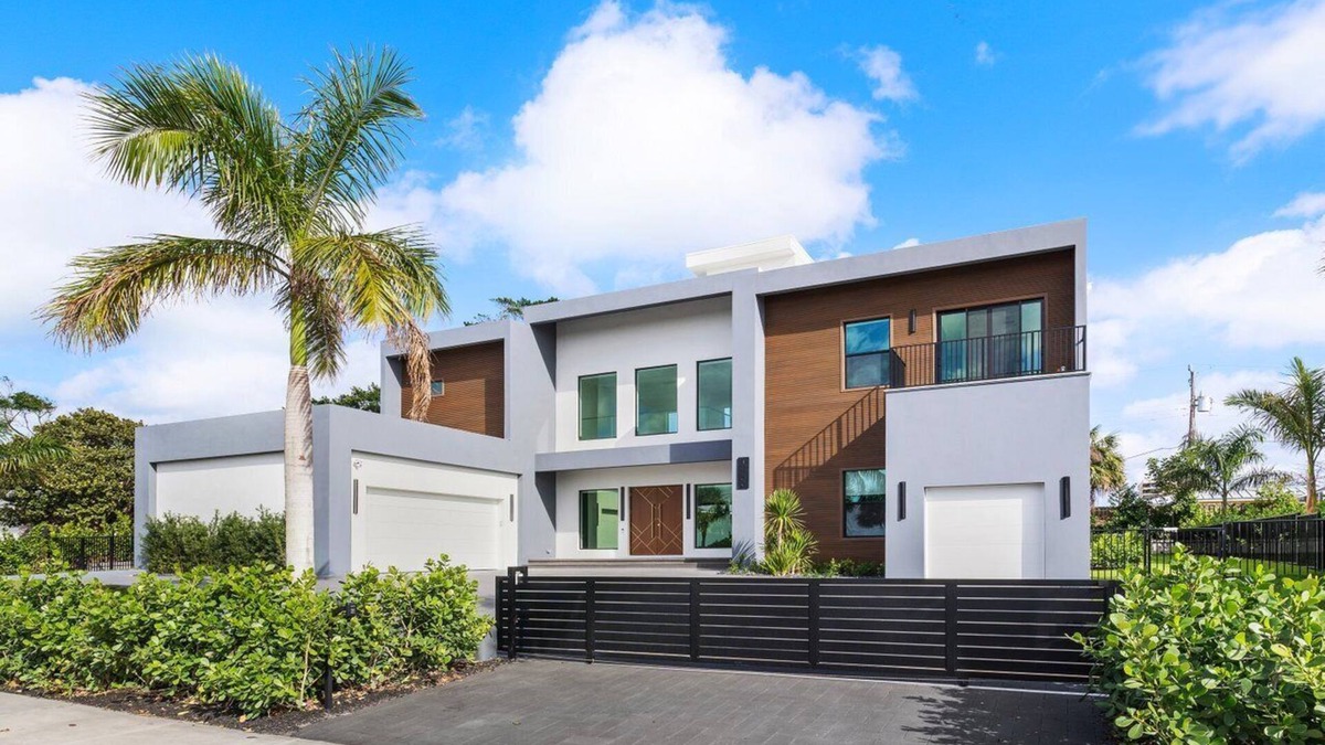 Juno Beach House | SALT HAUSBrandNew! 6BR/6BA Contemporary Retreat, Heated Pool/Spa. Walk to Beach!