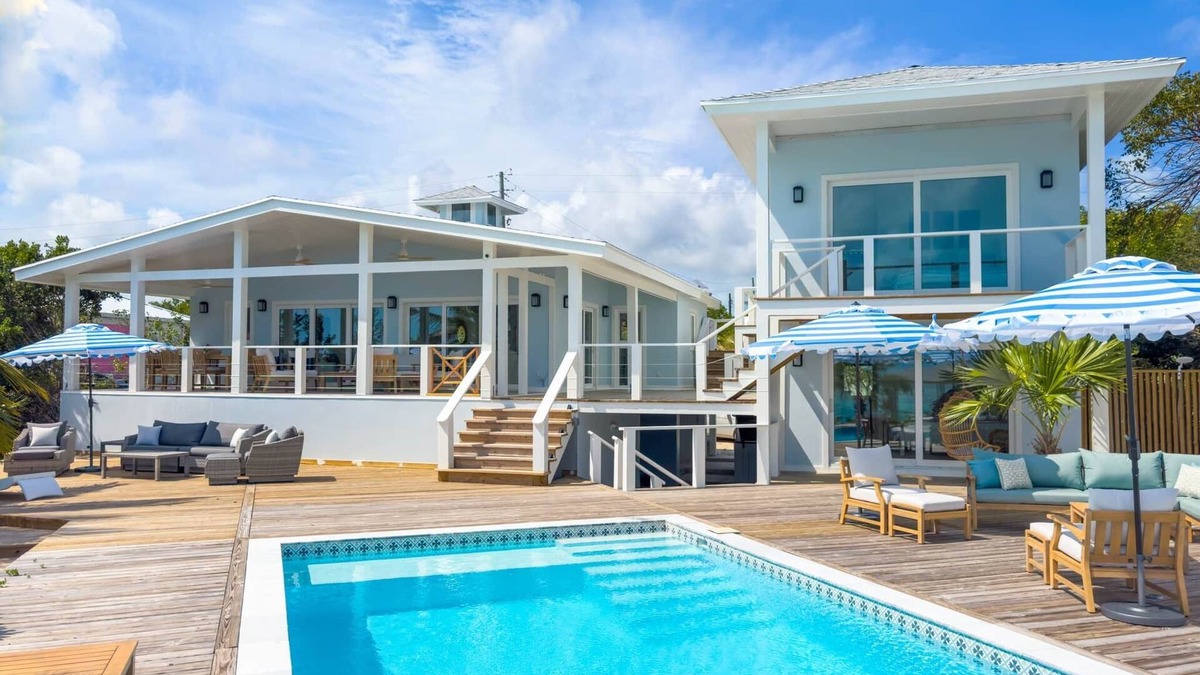 George Town Villa | Salt Shaker Villa, 10 minutes to Georgetown, pool + hot tub, sandbar offshore!