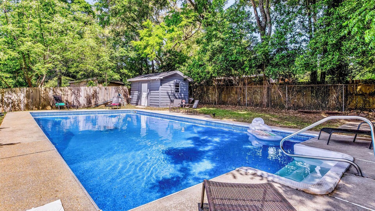 North Northwest Pensacola House | Salt water pool, Whole house, 3/2, sleeps 8,1 pet