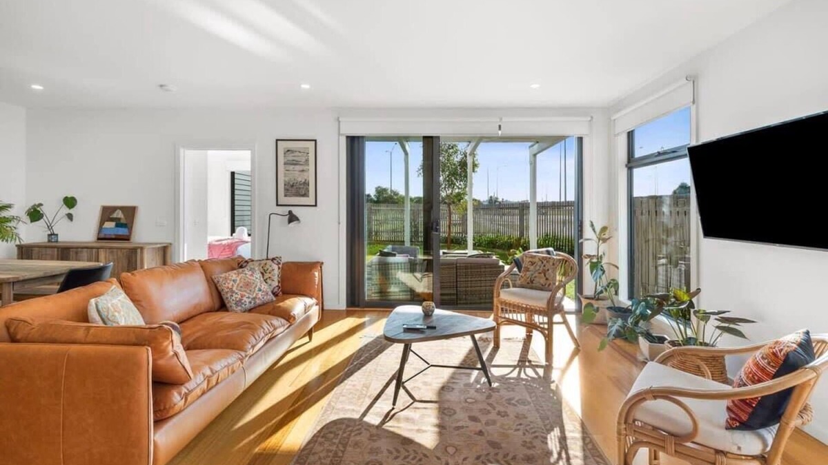 Torquay Apartment | Saltbush Oasis: Sunny Parkside Getaway