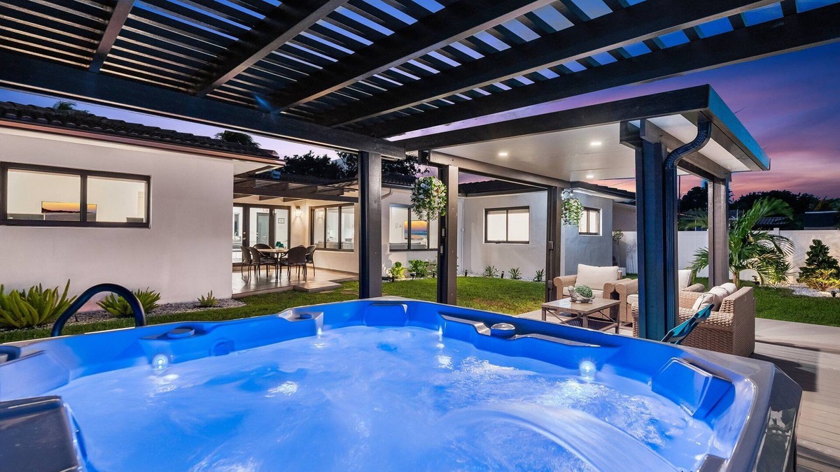 Hallandale Beach House | Saltwater Jacuzzi~Outstanding Location~Near Beach+Casino
