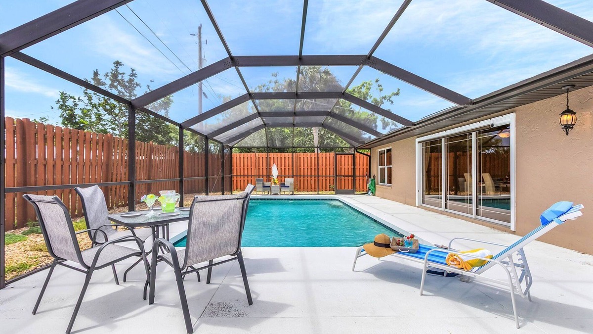 Venice East House | Saltwater Pool, Pet Friendly, Grill and Picnic Table - A Time for Paws - Roelens Vacations