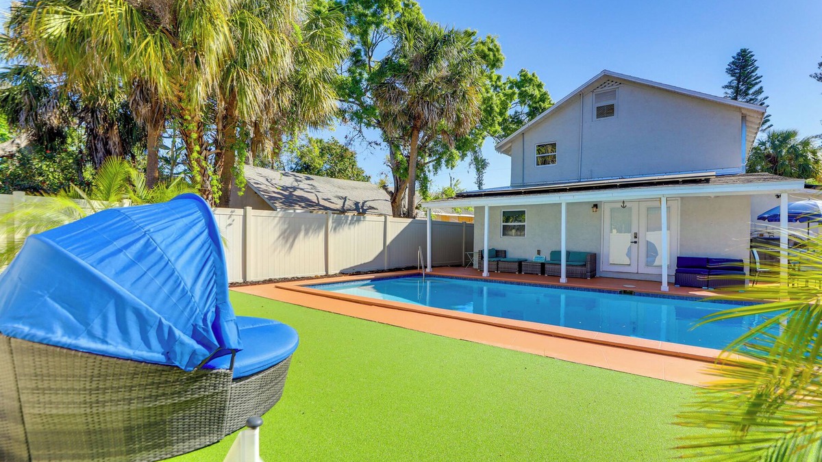 Bradenton House | Saltwater Pool & Putting Green: Bradenton Oasis