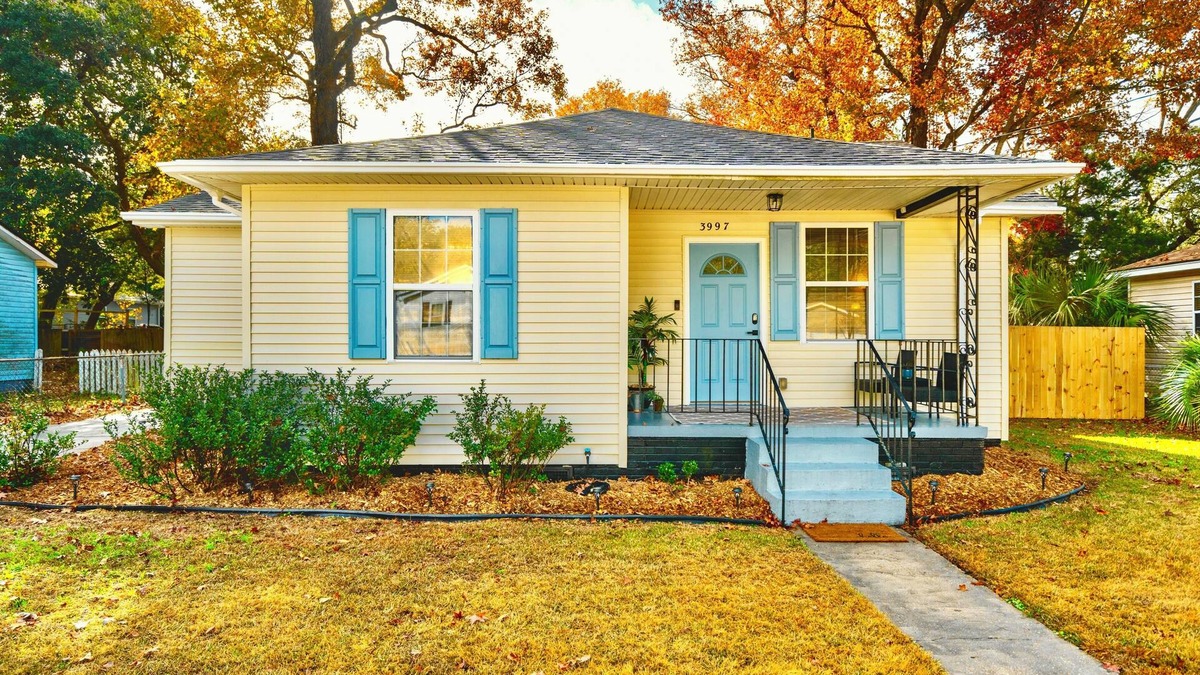 North Charleston Cottage | Salty Breeze Bungalow: located near beaches, downtown, coliseum, riverfront park