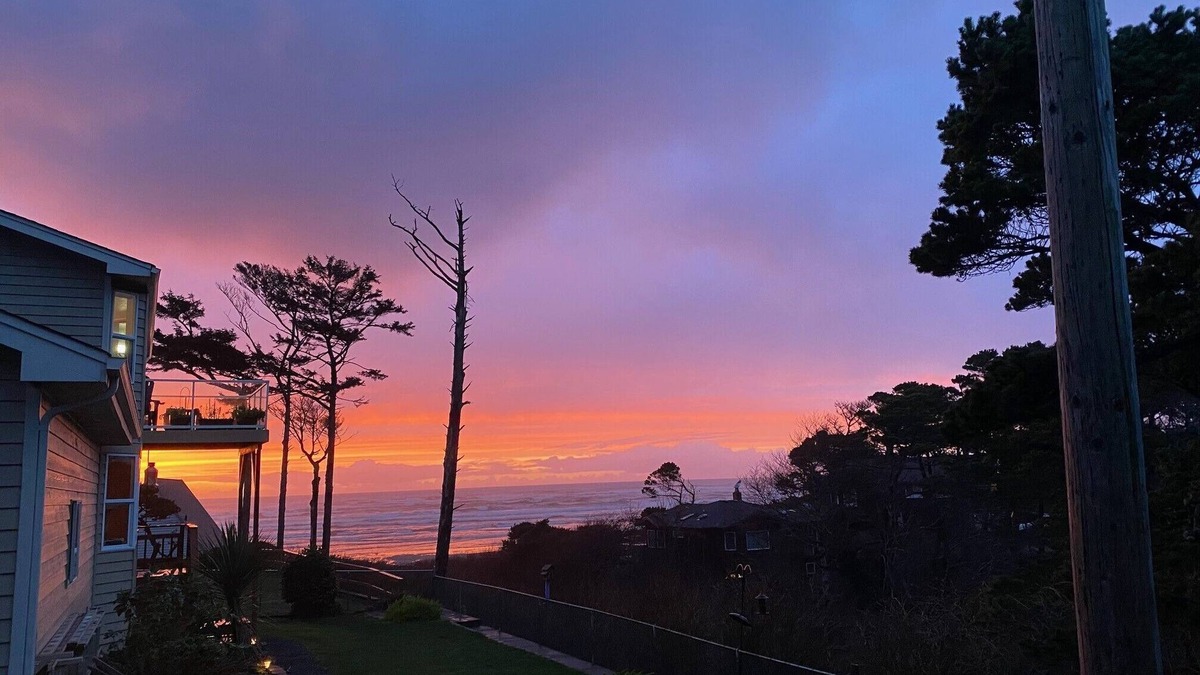 Waldport Apartment | Salty Crab & Seahorse - Ocean View