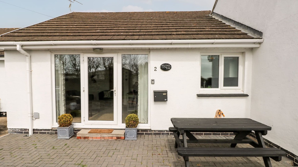 Hasguard Cross House | SALTY DOG COTTAGE, pet friendly, with a garden in Little Haven
