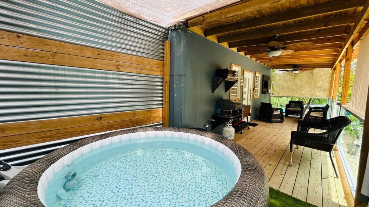 Barrero House | Salty Wagon Studio with private jacuzzi