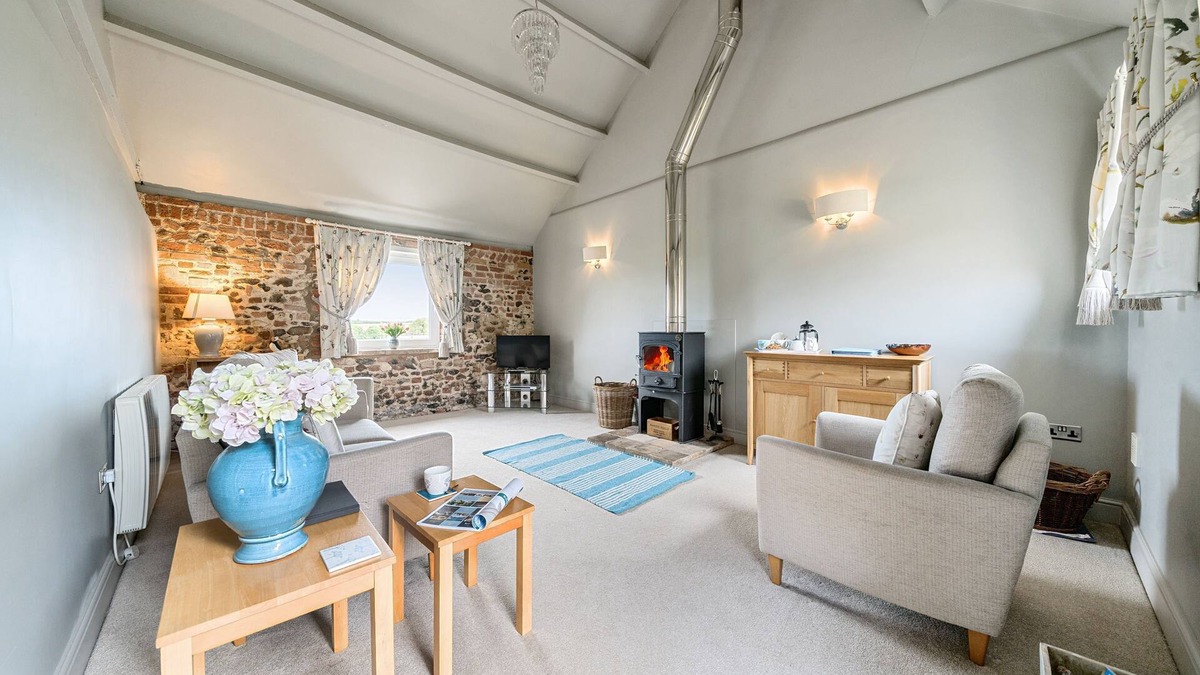 Binham Cottage | Samphire Barn - sleeps 4 guests in 2 bedrooms