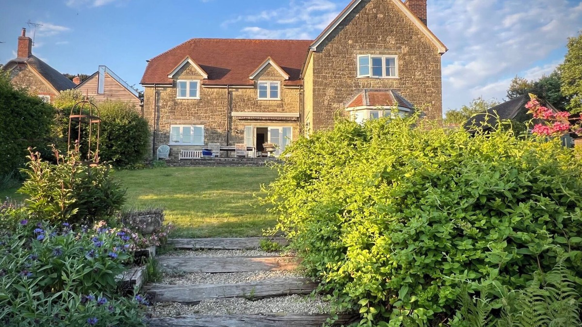 Donhead Saint Andrew House | SAMSTONE, pet friendly, with open fire in Ludwell
