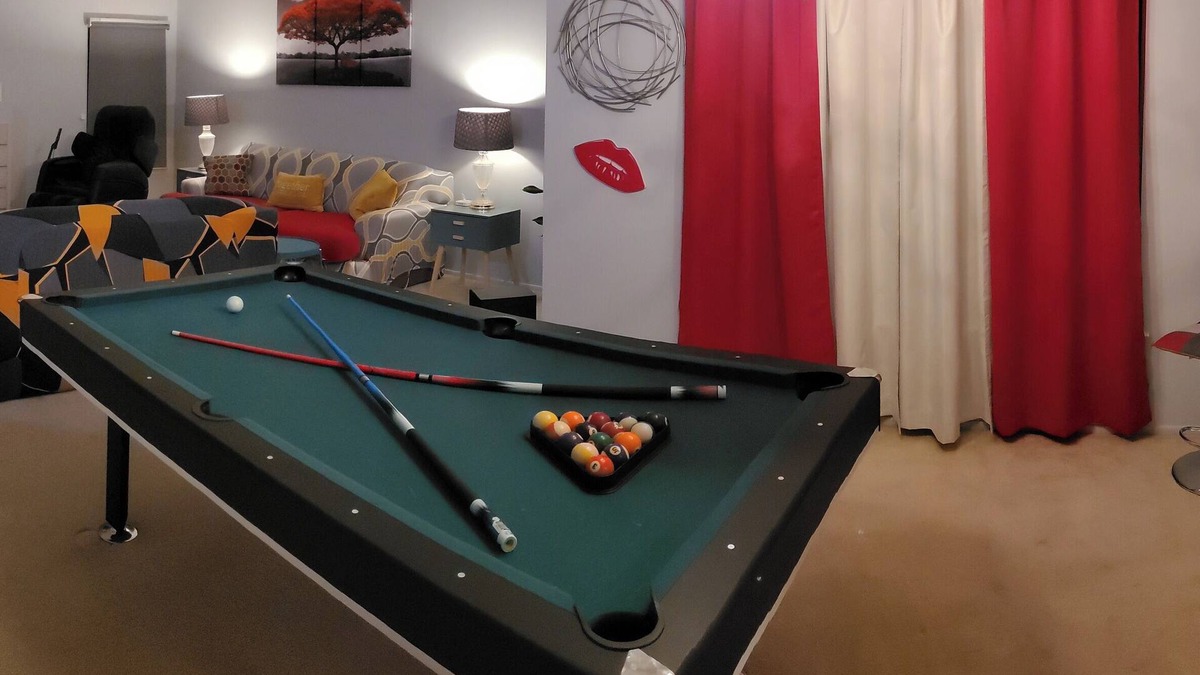 Wetmore House | San Antonio Funhouse w/Pool Table, Arcade & Yard. Great Value for family fun