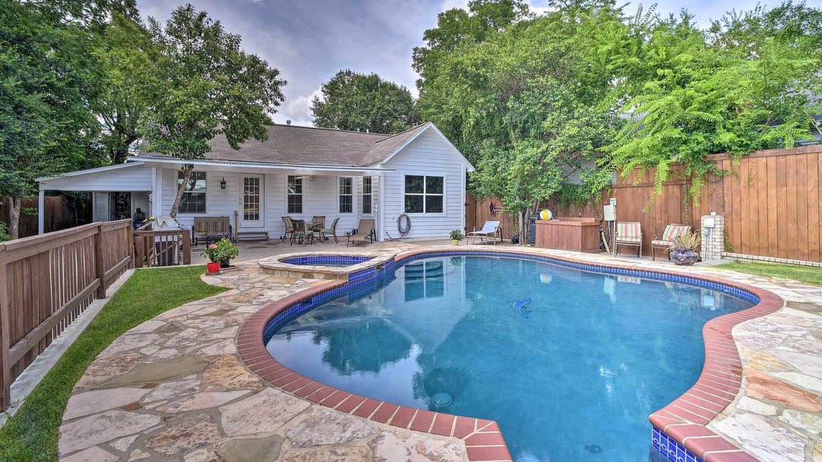Northwest Los Angeles Heights House | San Antonio House w/Private Pool, Spa & Grill