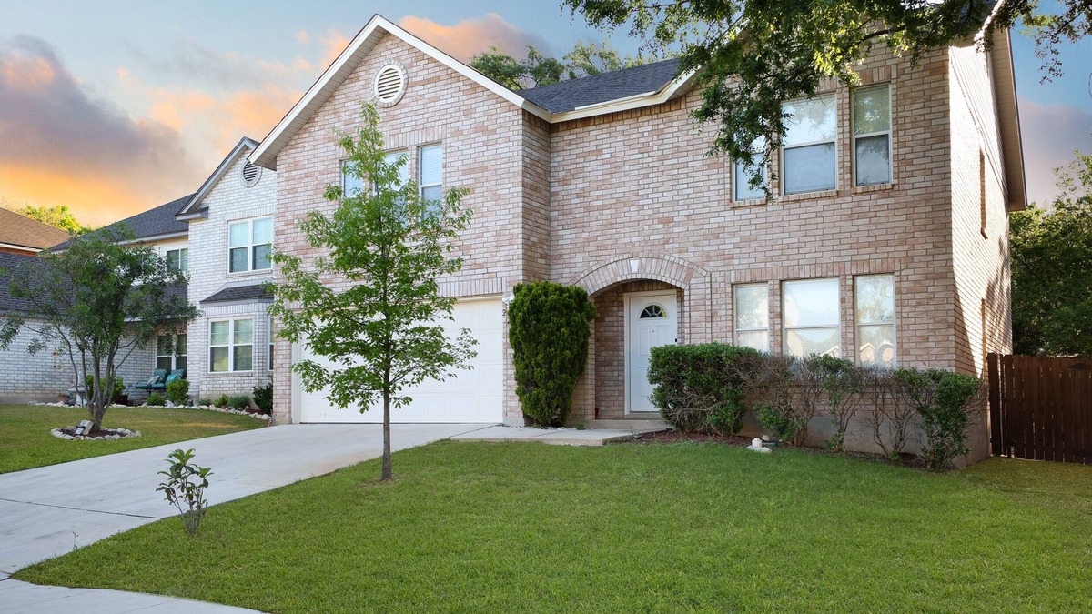 Stone Oak House | San Antonio’s #1 Group Stay! 16 Guests. Hot Tub + Pool + Games+ Fire Pit Lounge