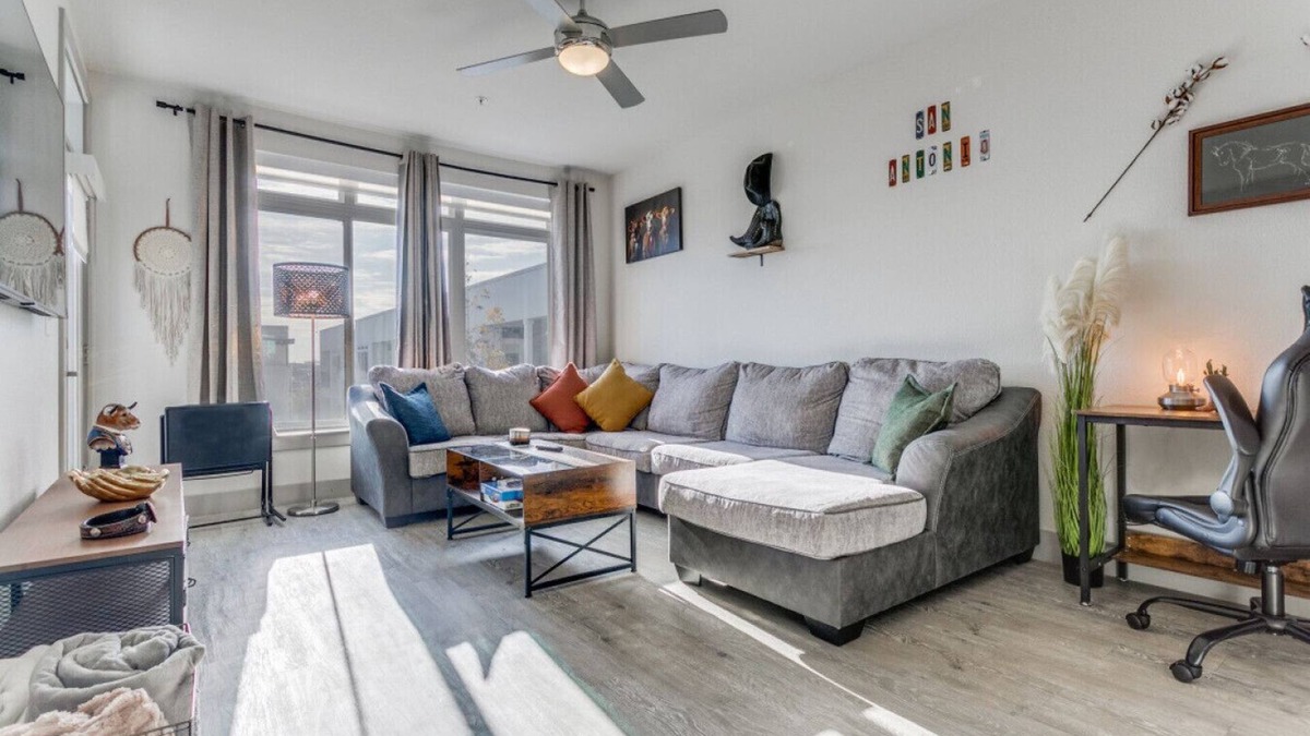 Downtown San Antonio Condo | San Antonio TX Condo on Riverwalk w King Ste,Pets