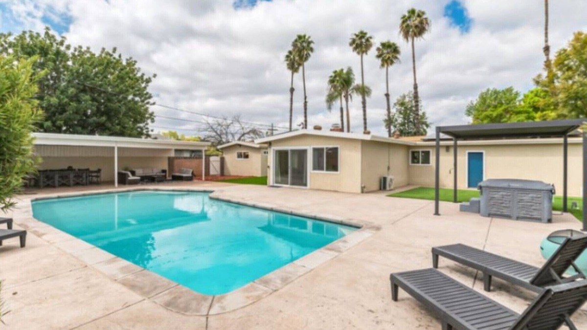 Lakeside House | San Diego Lake home 4 Bd/Bath with heated pool, hot tub and golf!