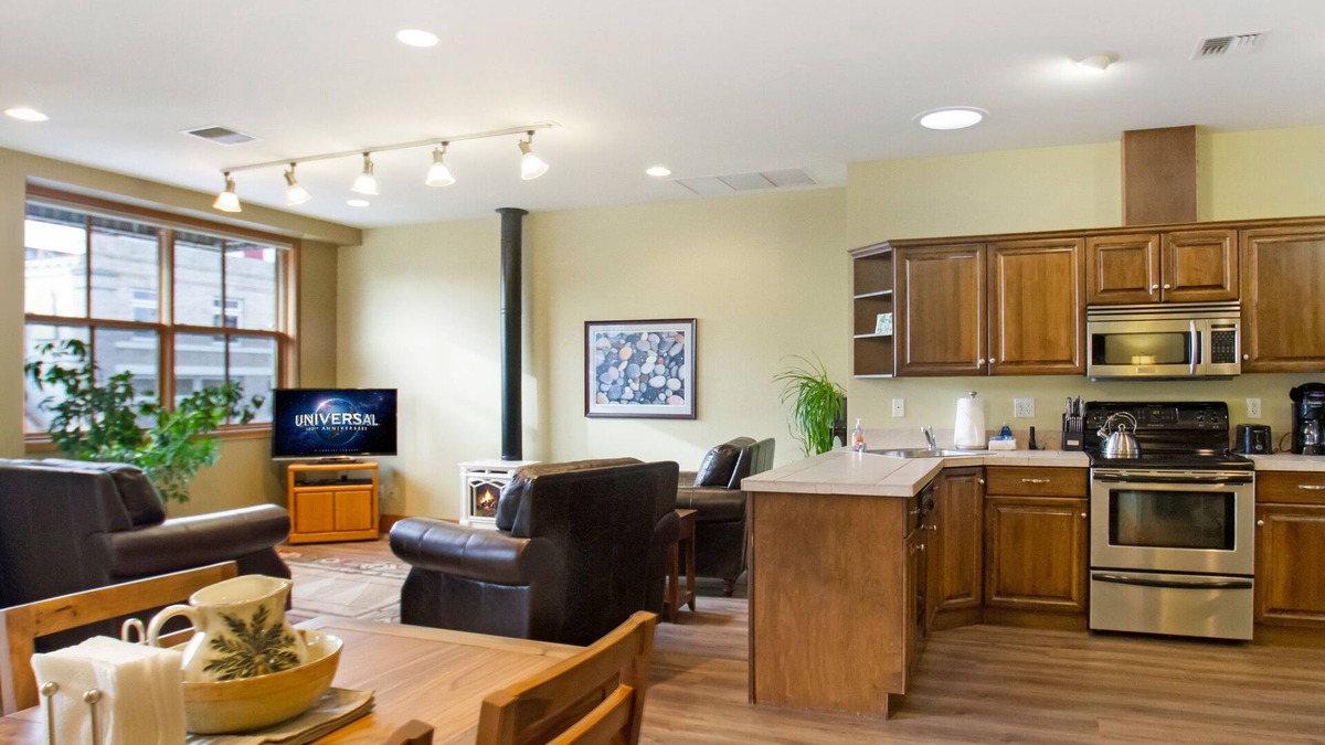 Friday Harbor Condo | San Juan Suites -Conservatory - Pet Friendly!