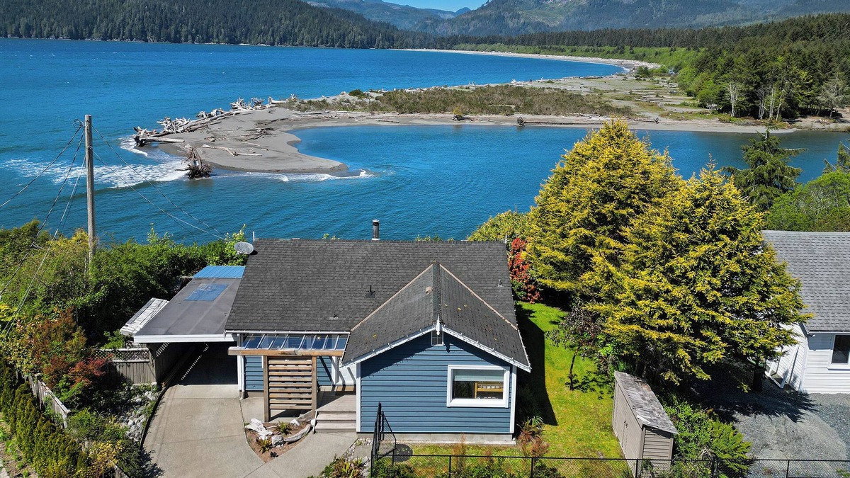 Port Renfrew House | San Juan Surfhouse - Hot Tub. Oceanfront. Amazing view, Premium Oceanfront Vacation Rental