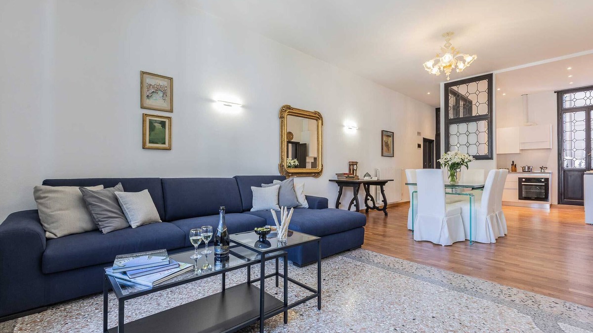 San Marco Apartment | San Marco Alluring and Spacious Apartment with Elevator