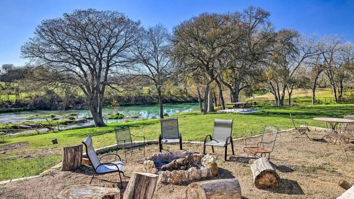 Martindale House | San Marcos Get Away! Waterfront with Gameroom and Pickleball court! No pets!
