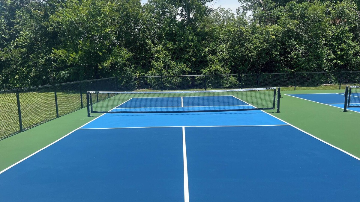 Martindale House | San Marcos River House I 2 Pickleball Courts I Sleeps 20+ l Hot Tub l 3 acres