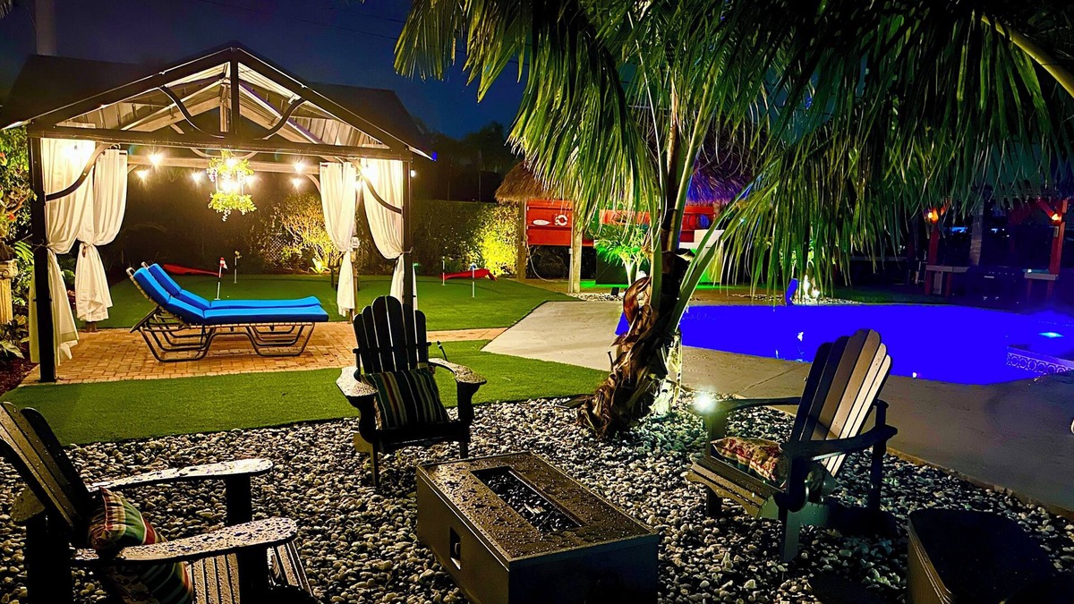Lake Worth House | Sanctuary 7BR Sleeps 16, Heated Pool, Tiki Bar, Pickleball, Gameroom, No Stairs