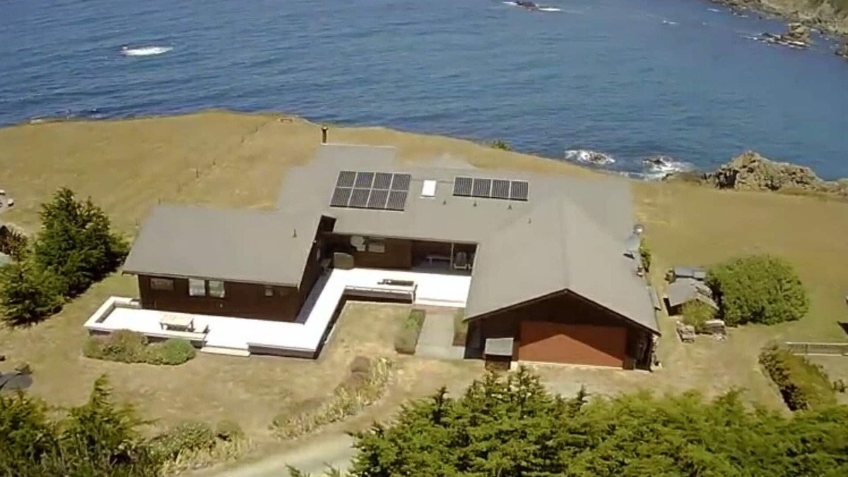 Albion House | Sanctuary By the Sea-Dramatic Oceanfront with Hot Tub
