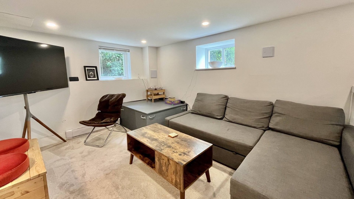 Hastings Apartment | Sanctuary for Playland Enthusiasts 2 bed Bsmt