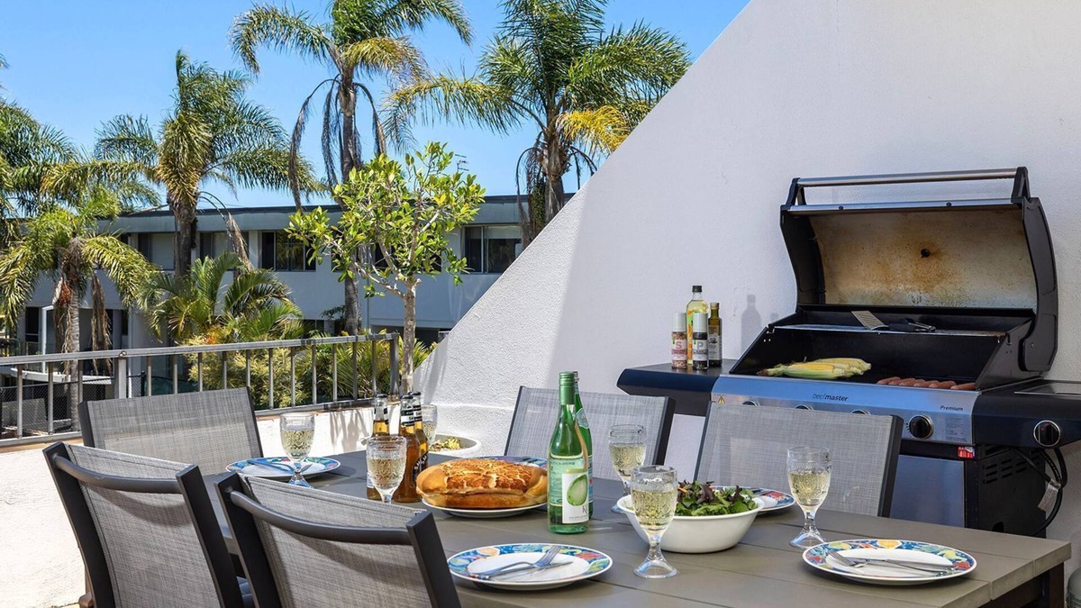 North Coast Apartment | Sand and Sea – walk to the beach, swimming pool and tennis court