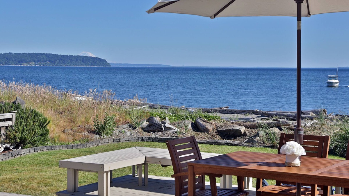 Sunlight Beach House | Sand Dollar Beach House on Sunlight Beach . right on the beach