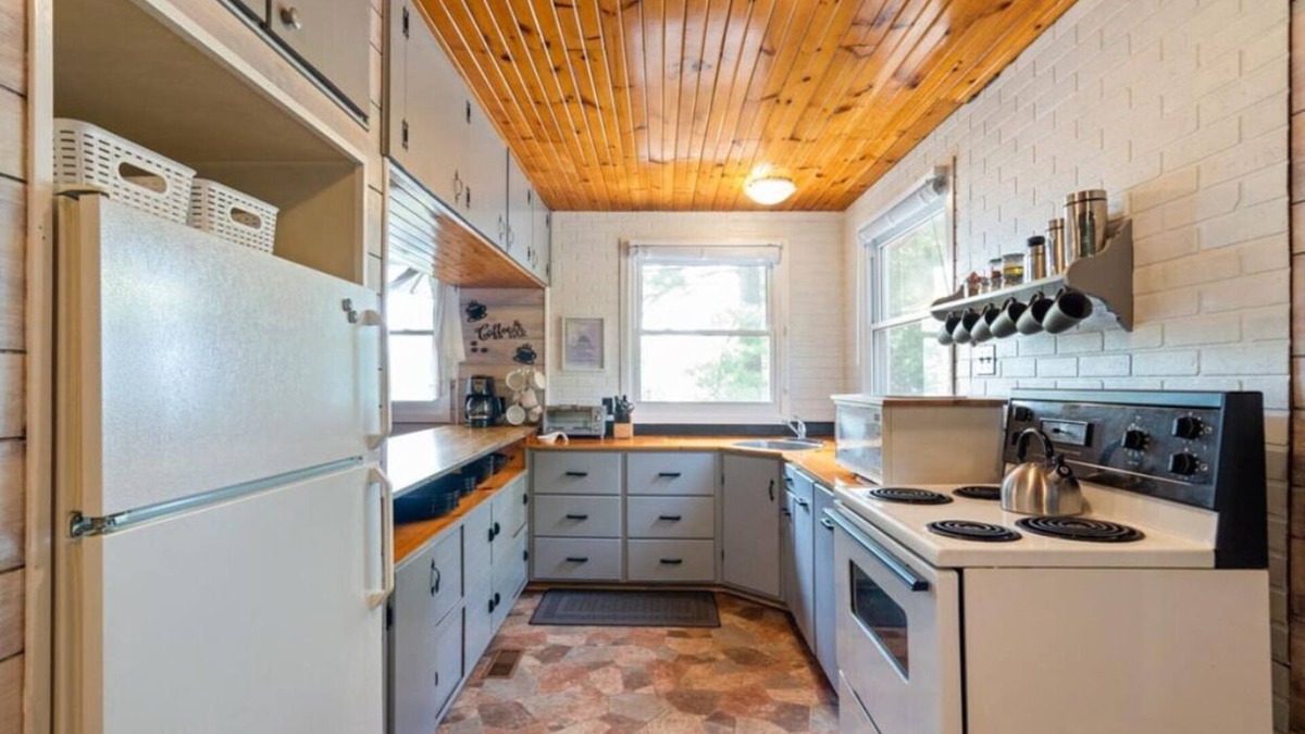 North Frontenac Cottage | Sand Lake Oasis -Beautiful 3Br Waterfront Cottage w/Lots to Do!