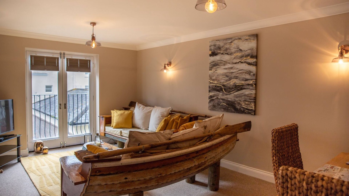 Eastbourne City Centre Apartment | Sandbanks. The Beach House Apartments, central, parking and walk to the beach
