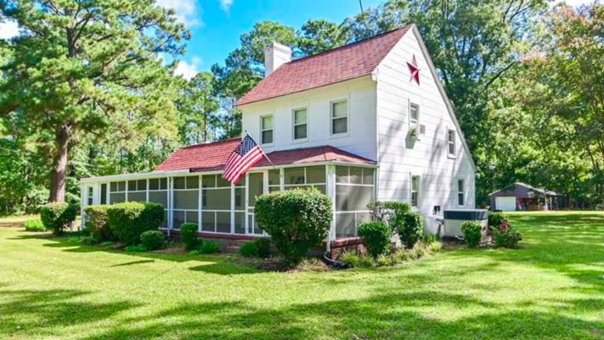 Fentress House | Sandbridge Farmhouse…1 mile to Sandbridge, all new renovation, 2 acres, pool