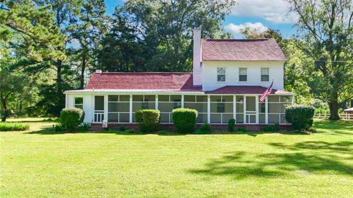 Virginia Beach House | Sandbridge Farmhouse… 1 mile to beach~completely updated & restored~New pool